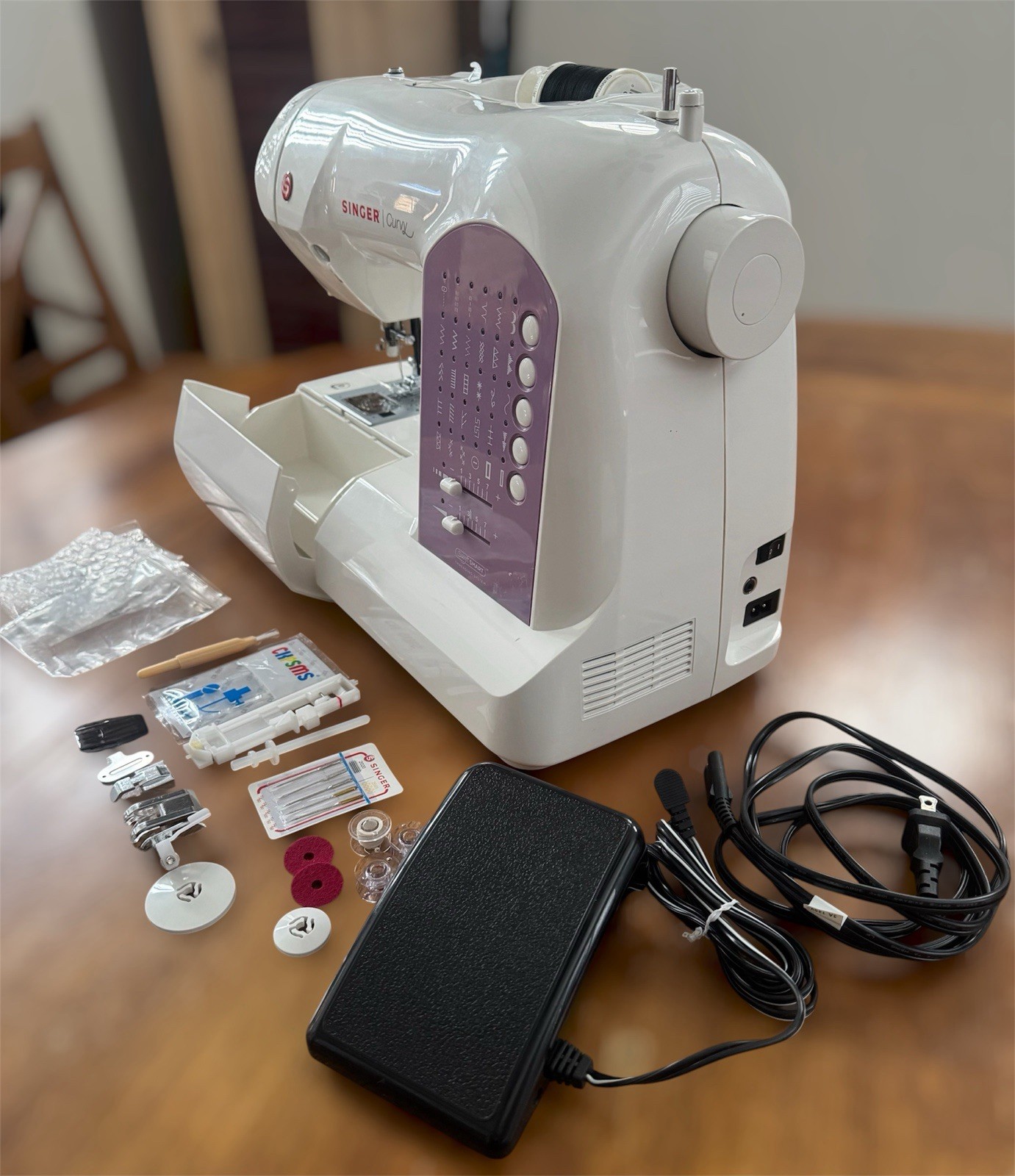 Singer Curvy Sewing Machine Model 8763 Excellent Condition