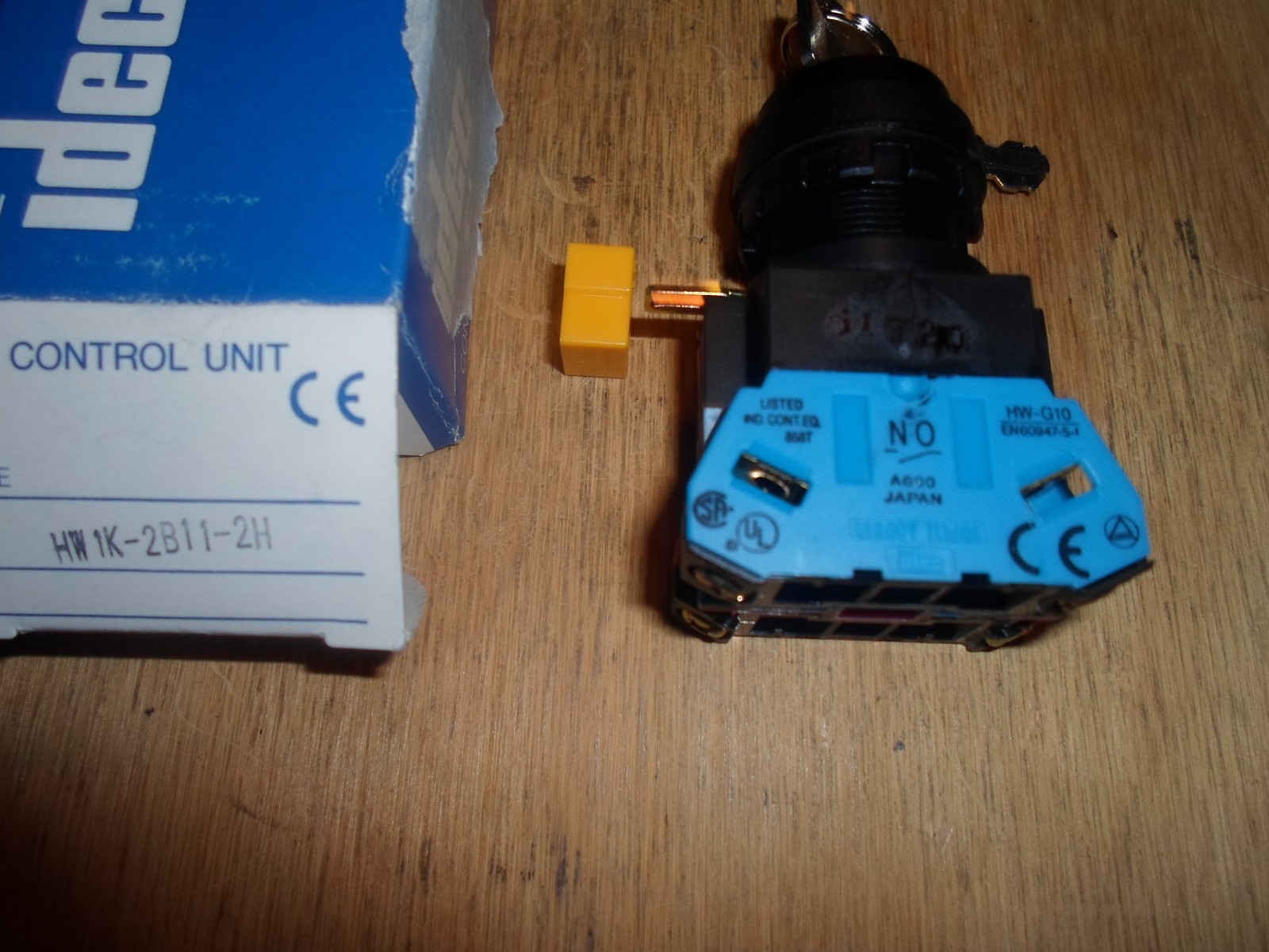 IDEC HW1K-2B11-2H KEY SWITCH 2 POSITION (NEW IN BOX)