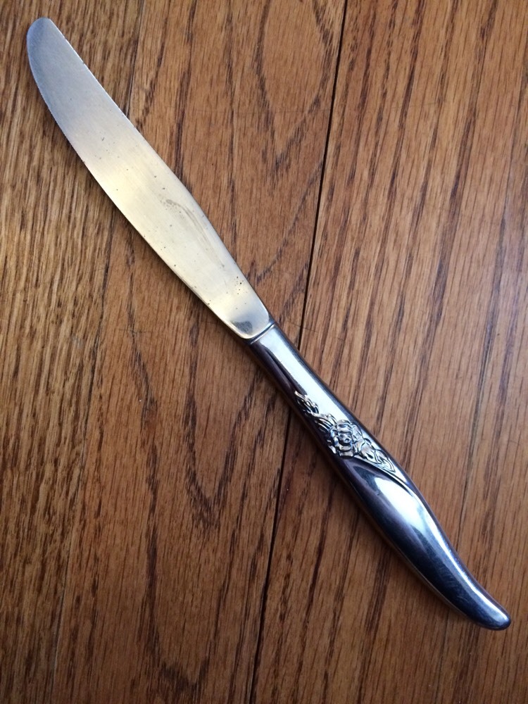 Wm A Rogers Oneida Stainless Rose Black Acc LA ROSE Dinner Knife 8.5"