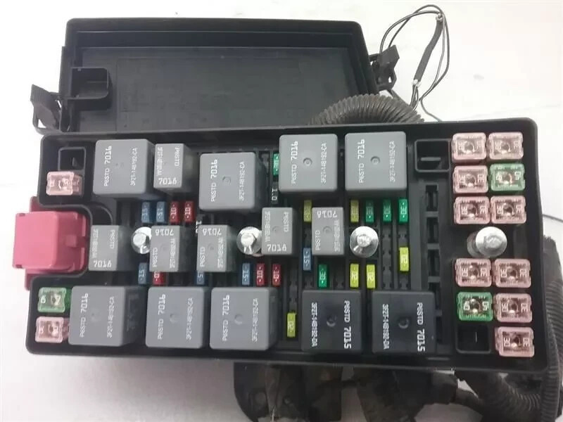 2005-2006 Ford Mustang Fuse Box Relay Module Engine Assembly OEM