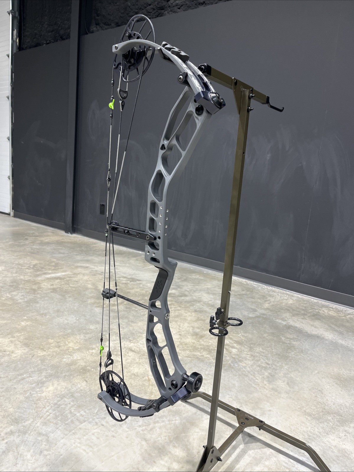PSE Evolve 33- Gray- 26"-31.5" 70lbs RH