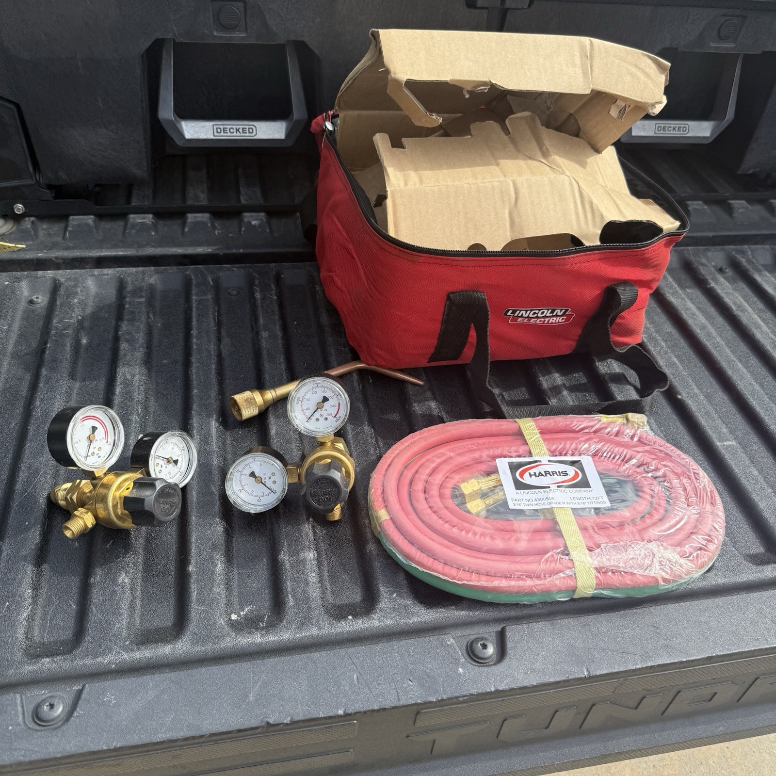 Lincoln Electric Oxygen Cutting 12 Ft Hoses 9/16 Fittings, Gauges. Carrying Bag