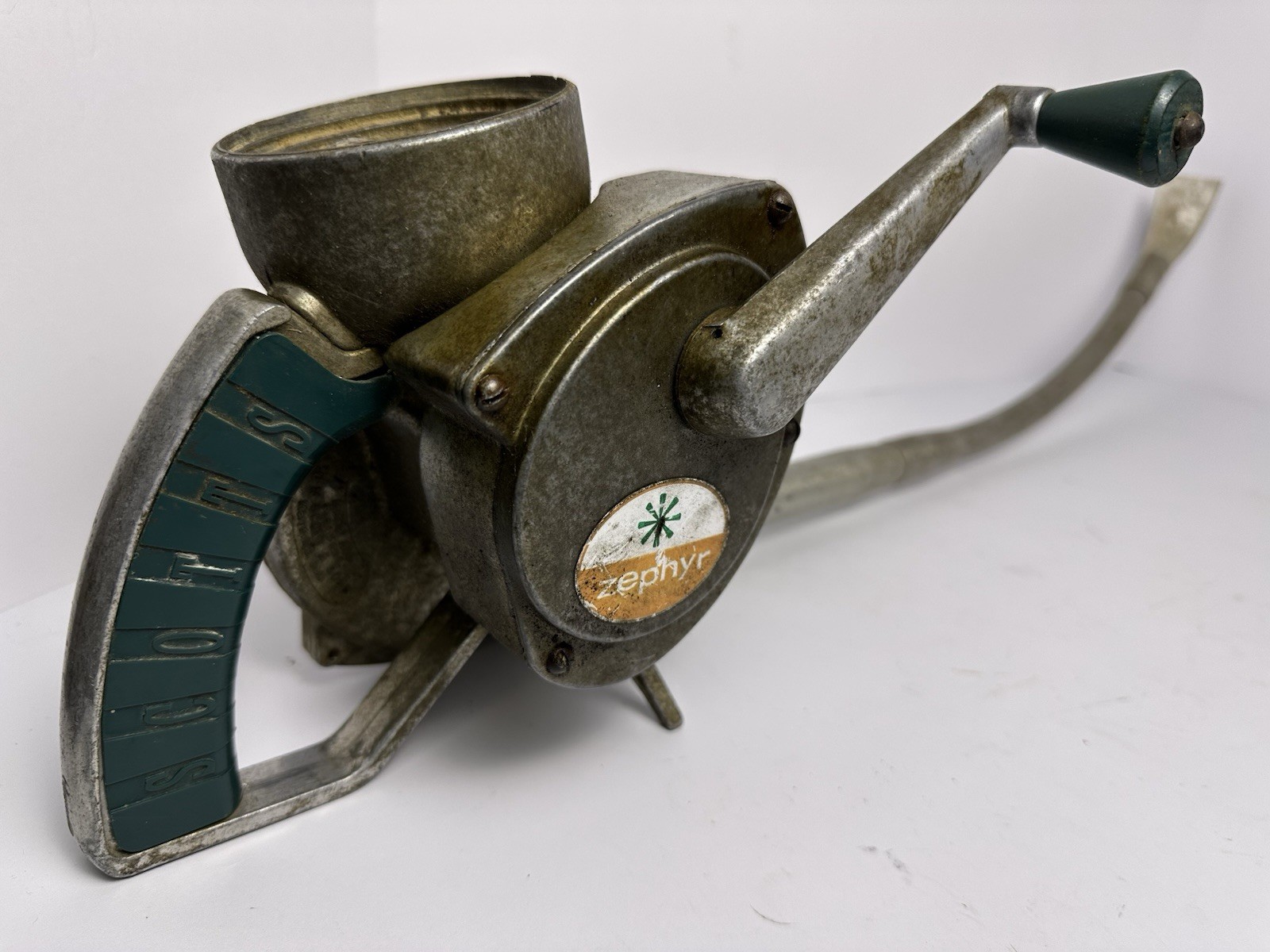 Scotts Zephyr A61 Hand Crank Garden Duster Spreader O.M. Scott Sons USA Vintage