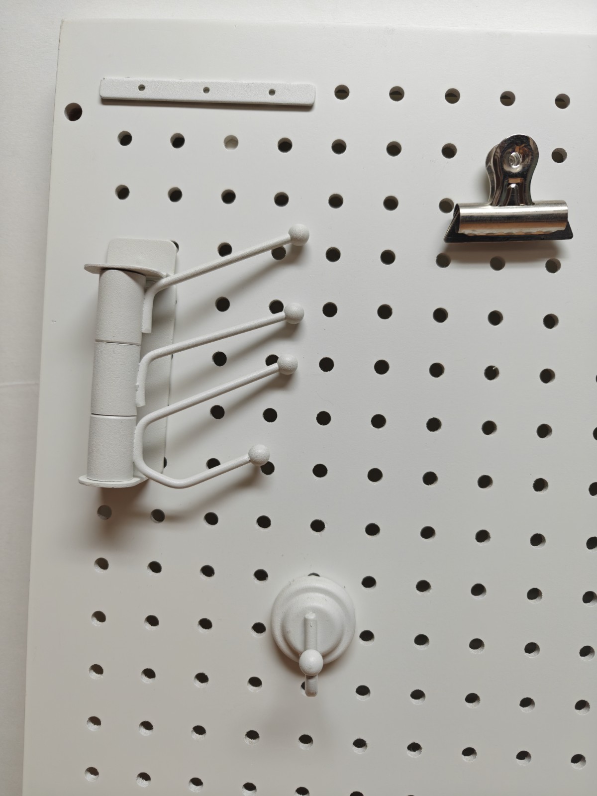 White Pegboard 17" x 19" + 5 Accessories White