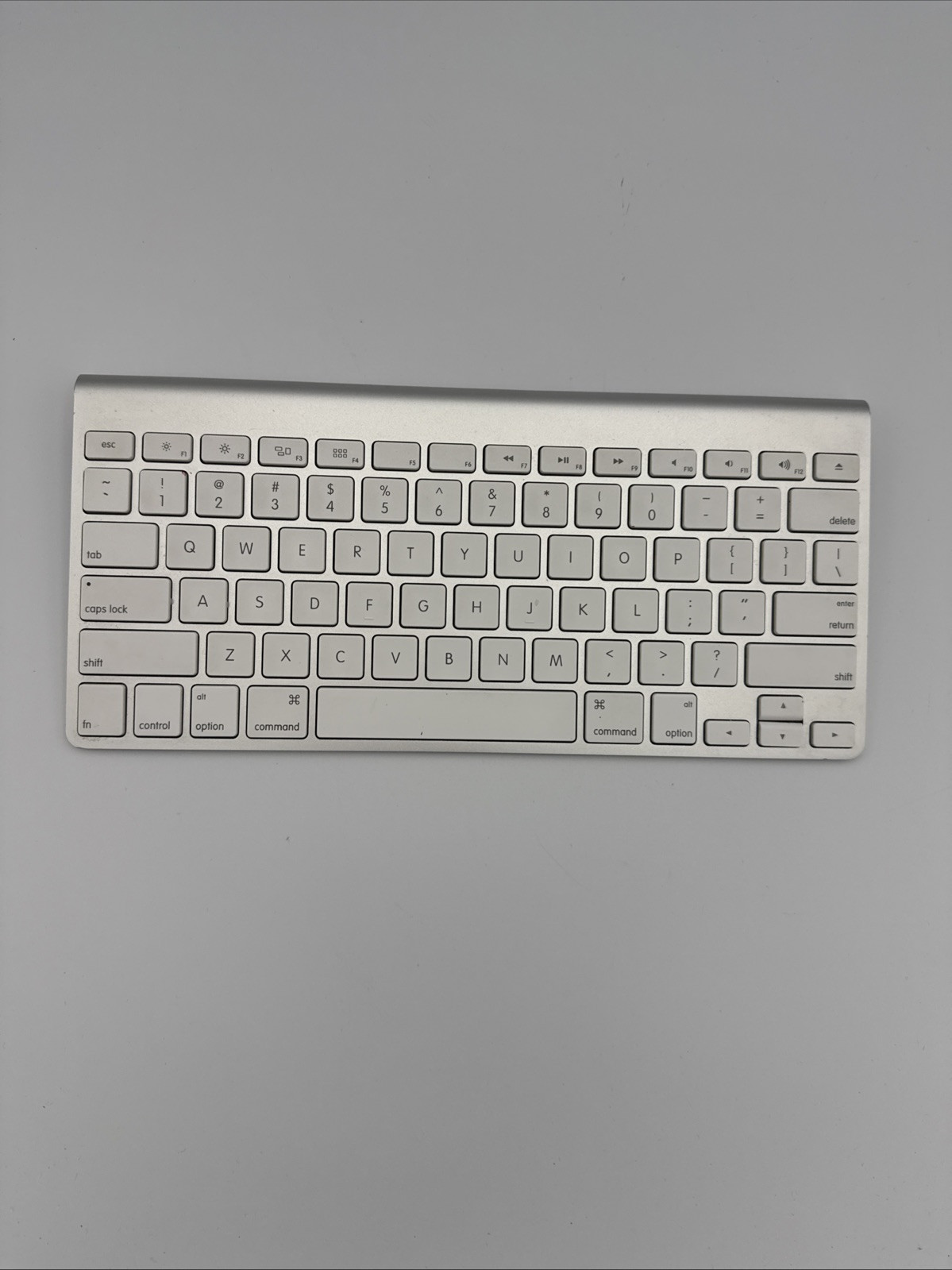 Genuine Apple Bluetooth Wireless Keyboard (A1314) MC184LL/A  TESTED WORKING