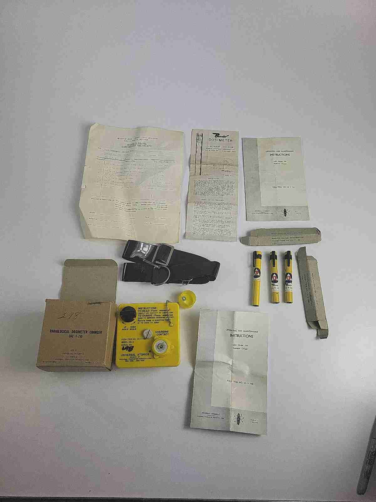 Universal Atomics Dosimeter Charger CD V-750 + 3 Dosimeter + Manuals - UNTESTED