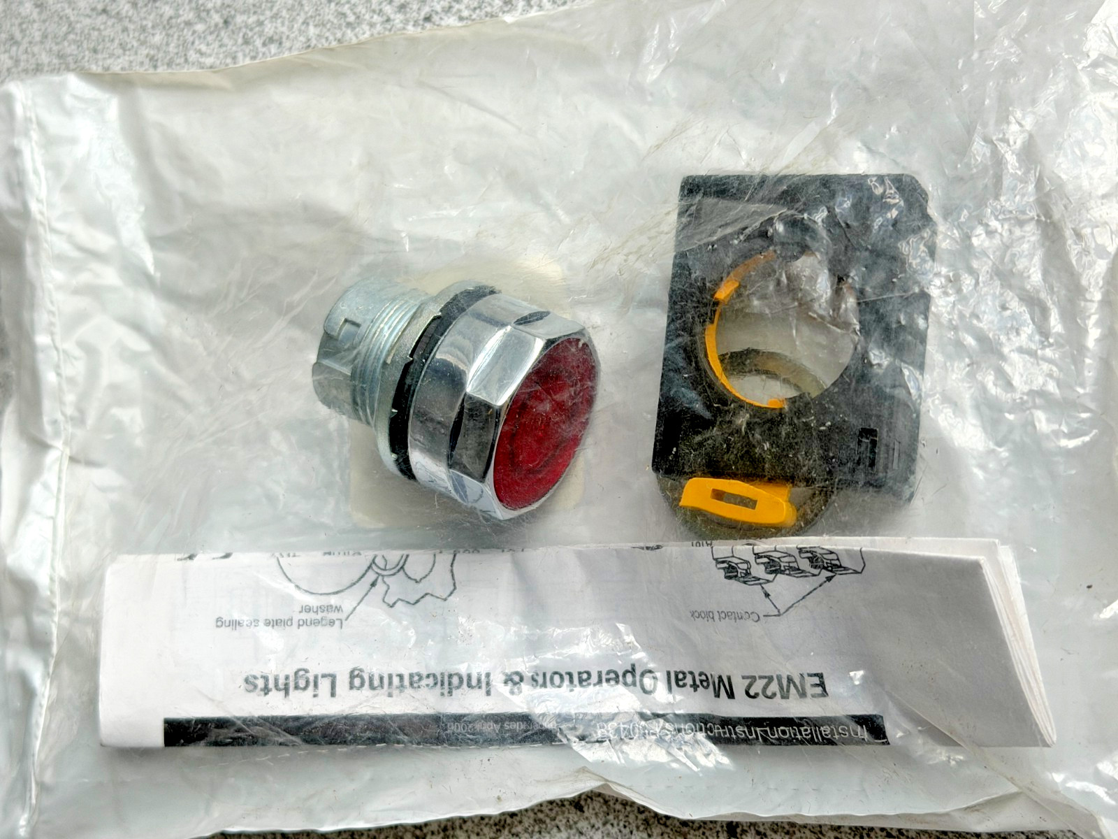 NEW Eaton EM22N2 Illuminated Metal Push-Button Momentary 22.5mm Red