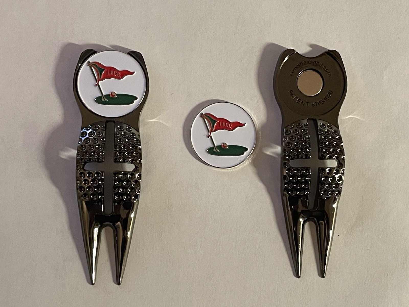 (1) Los Angeles Country Club 'LACC' Crosshairs Divot Tool & 1" Coin Golf Marker