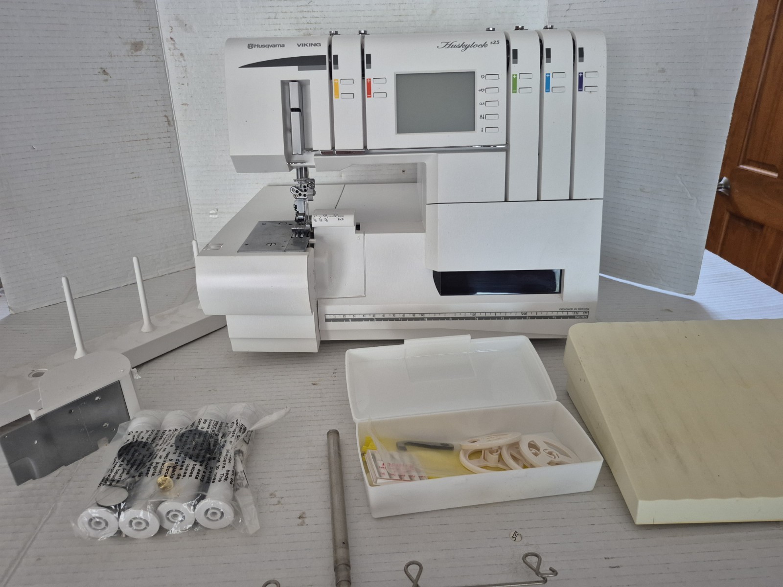 Husqvarna Viking Huskylock s25 Serger Sewing Machine Electronic Portable