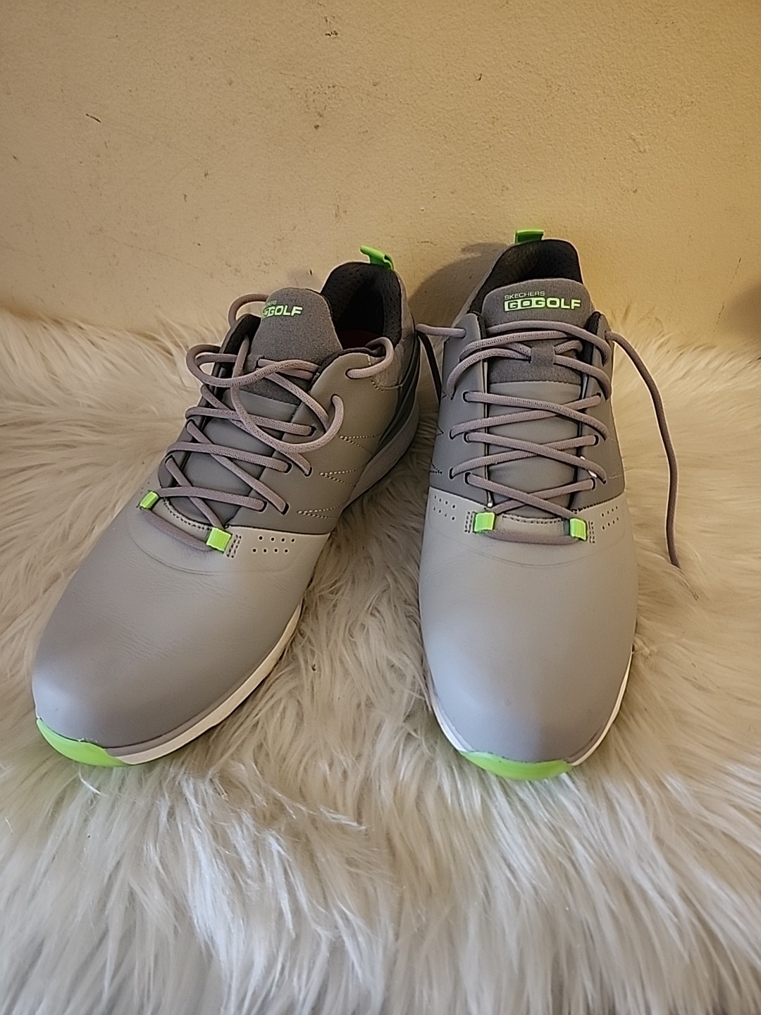 ￼￼These are the Skechers GO GOLF Mojo Punch Shot spikeless golf shoes in...