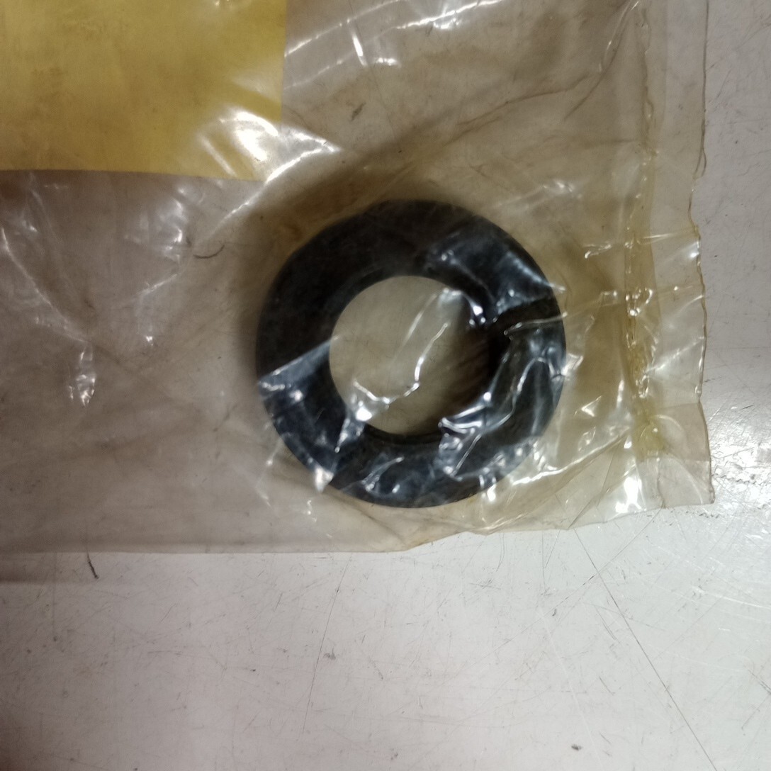 Bosch no. 1-610-283-015, NOS, Radial Ring.