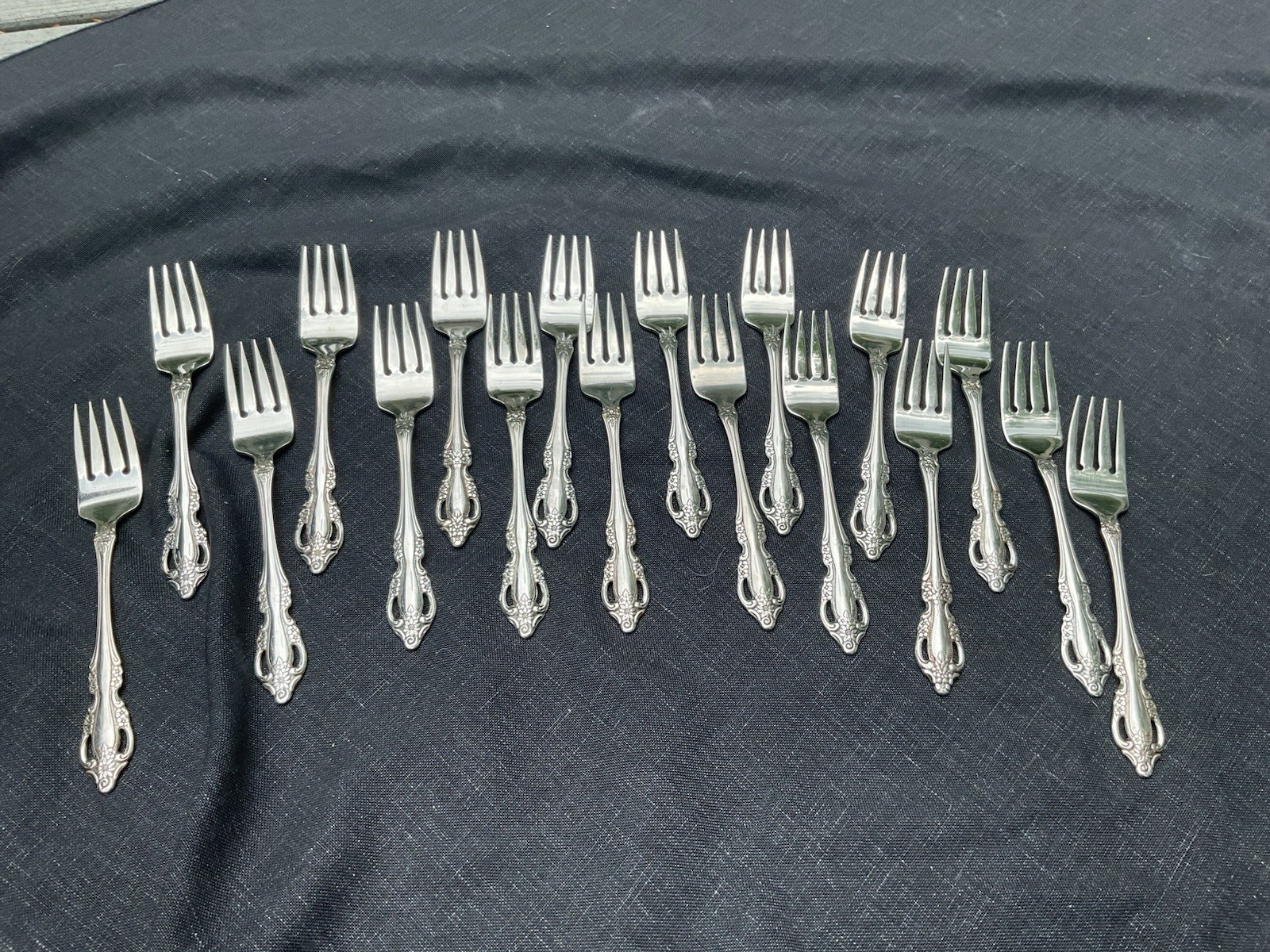 ONEIDA RAPHAEL Stainless Steel USA Flatware Set 101 Pieces