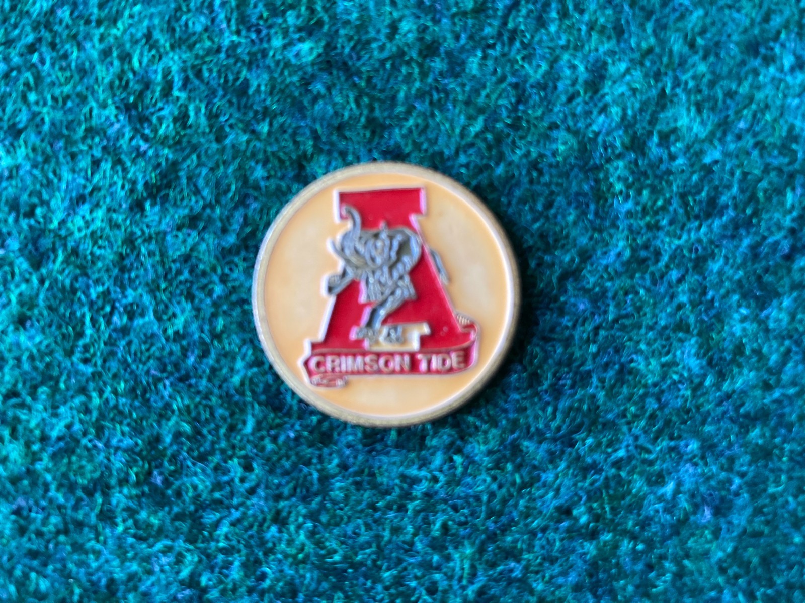 UNIVERSITY OF ALABAMA CRIMSON TIDE GOLF BALL MARKER - METAL - 1"