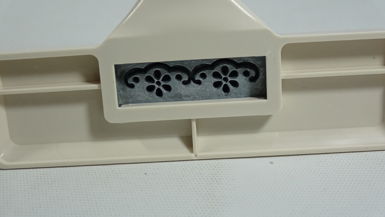 Martha Stewart Scalloped Flower Double Edge Punch