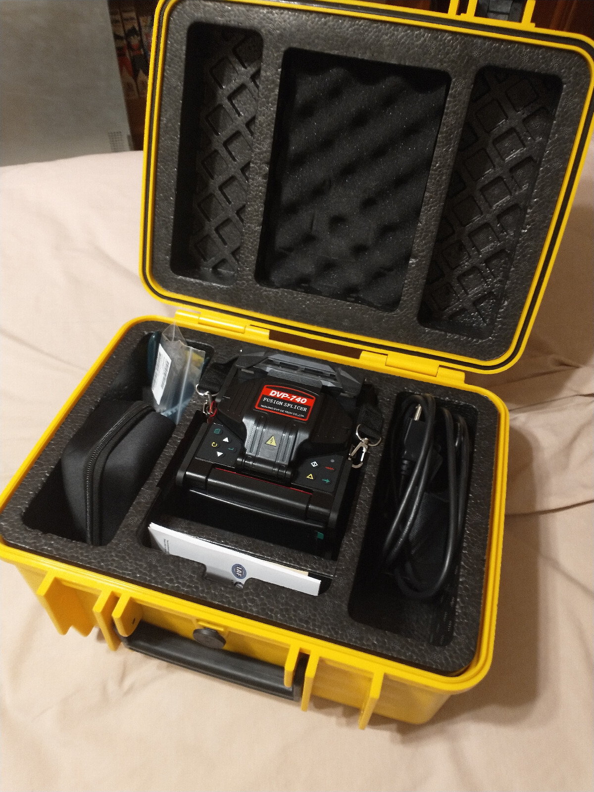 DVP-740 Core-Aligned Fusion Fiber Splicer with Cleaver and Box