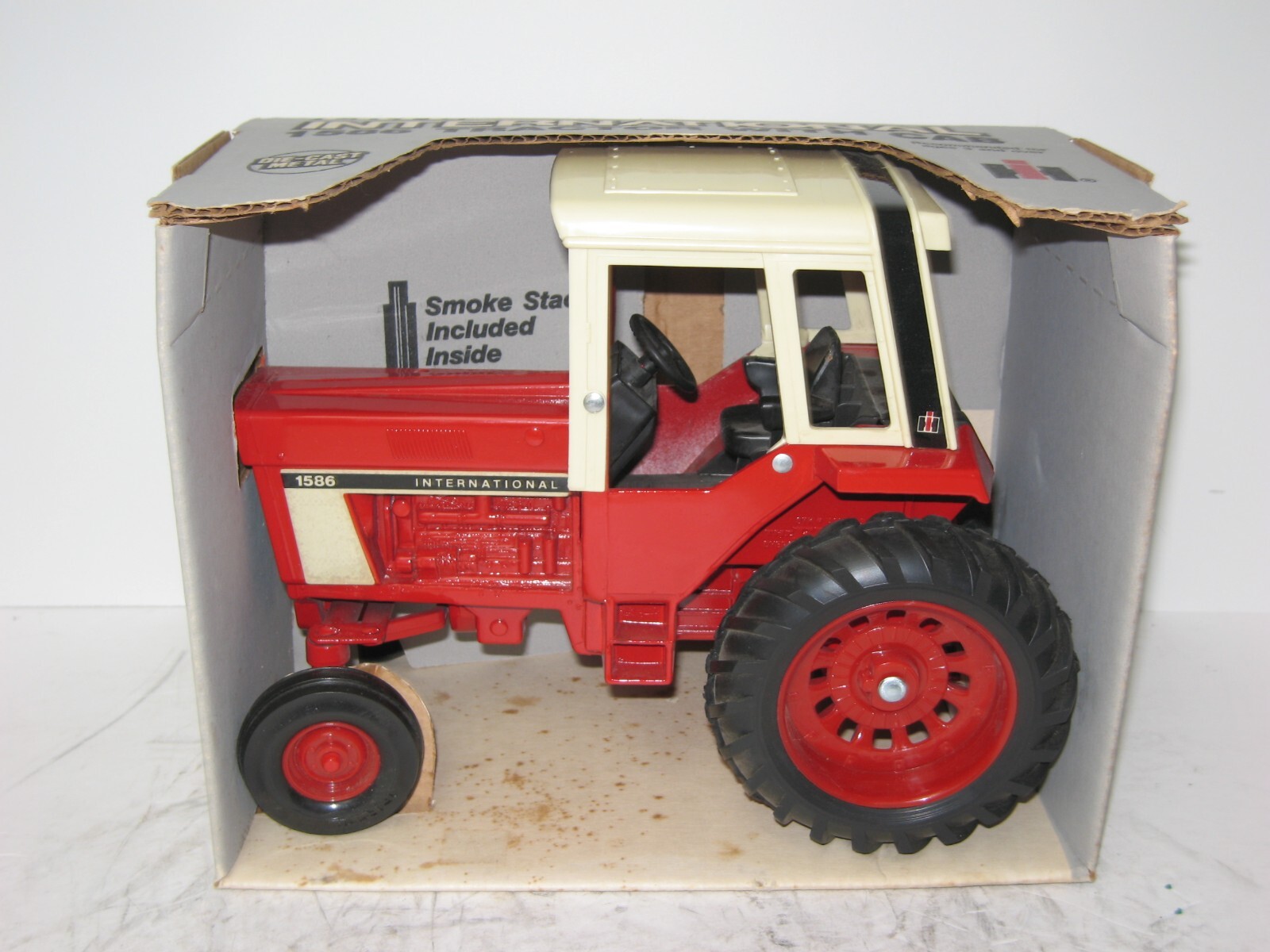 1/16 INTERNATIONAL HARVESTER 1586 NIB grey box