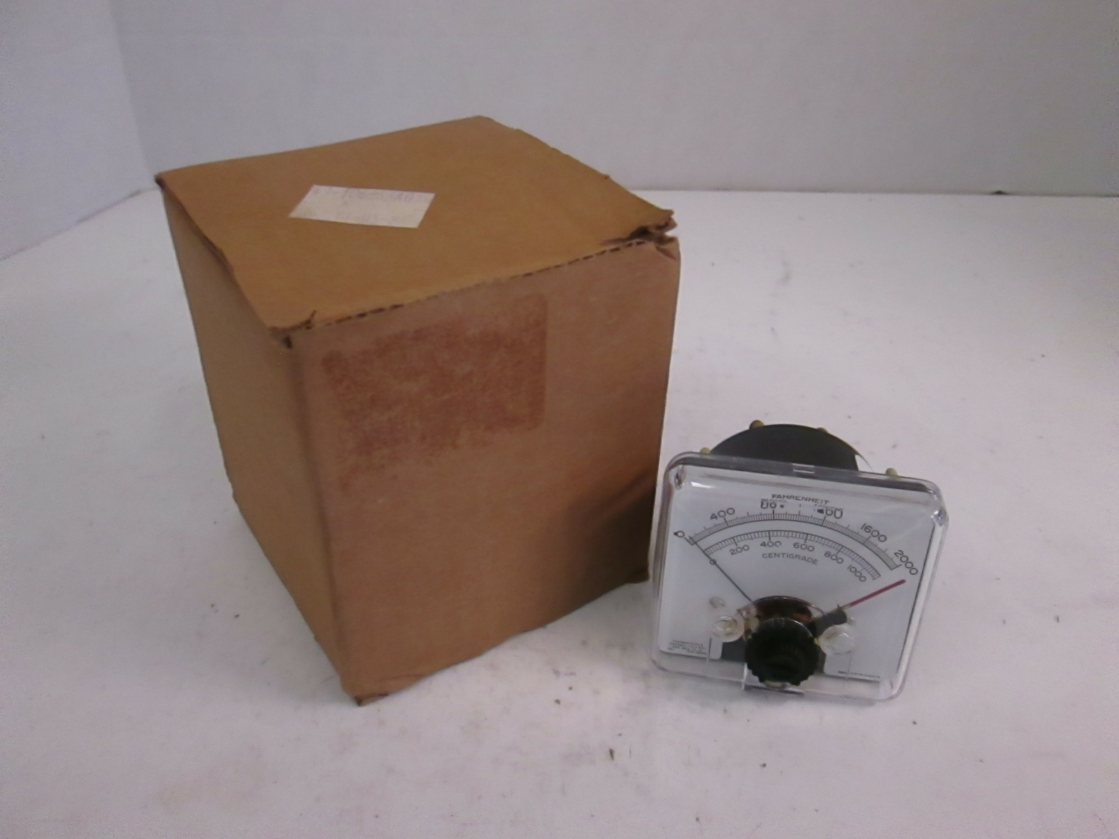 API Shielded Meter 26-8904-2501, 0-2000F, 0-1000C, NIB