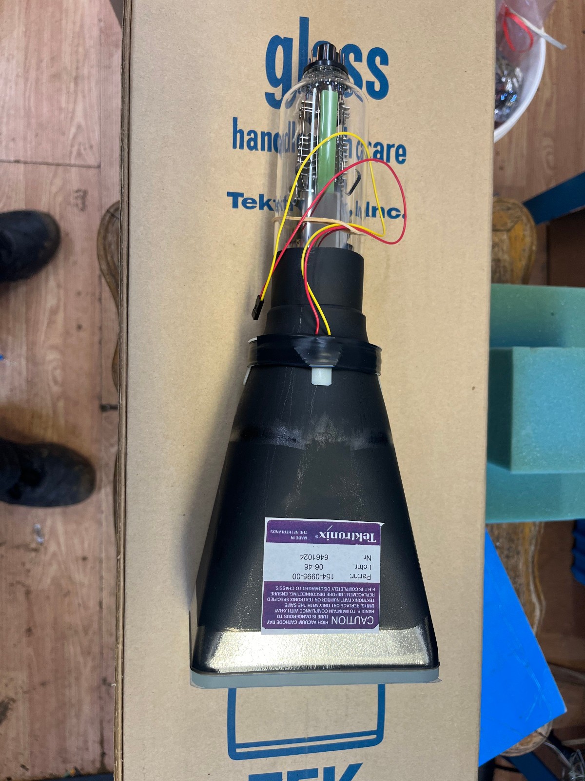 6EE    Tektronix 154-0995-00 CRT For Tektronix 1705