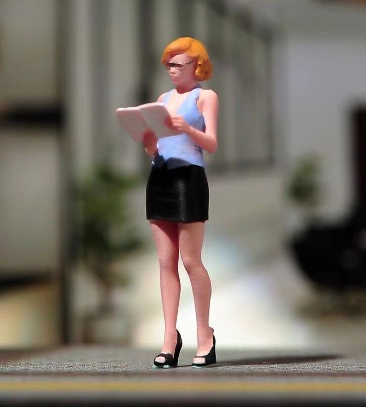 1:64 Painted Figure Model Miniature Resin Diorama Sand Sexy Secretary Lady Girl