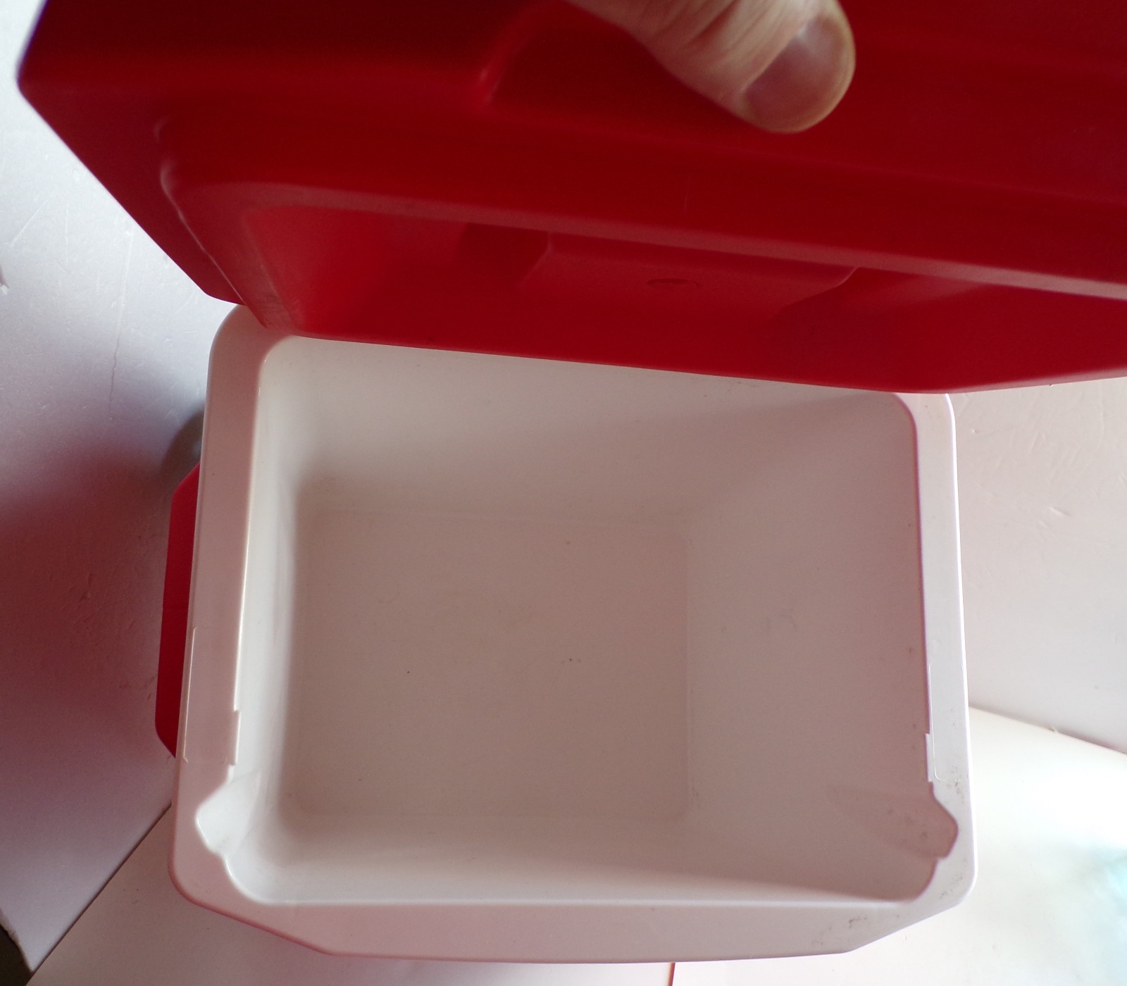 Igloo Rolling Chest Cooler Profile II Red 16 Quart 24 Can
