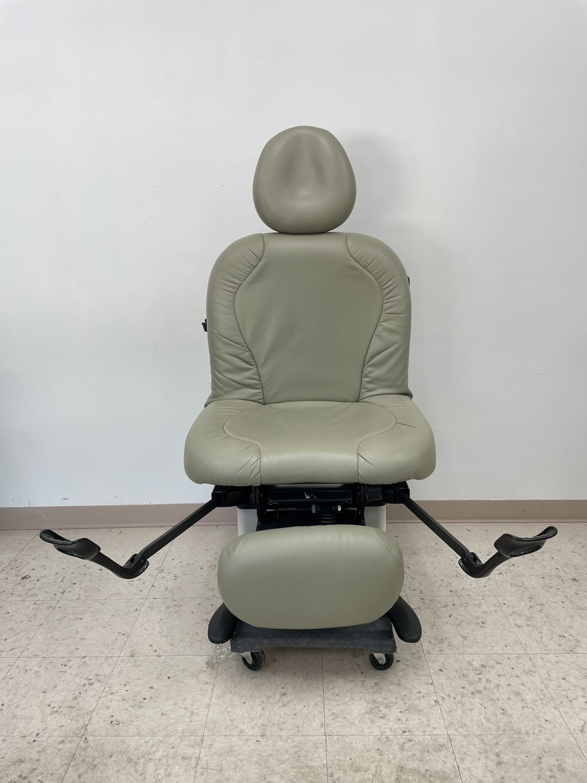 Pre-Owned Midmark 630/75L Power PROGRAMMABLE Procedure Table Chair #630-009