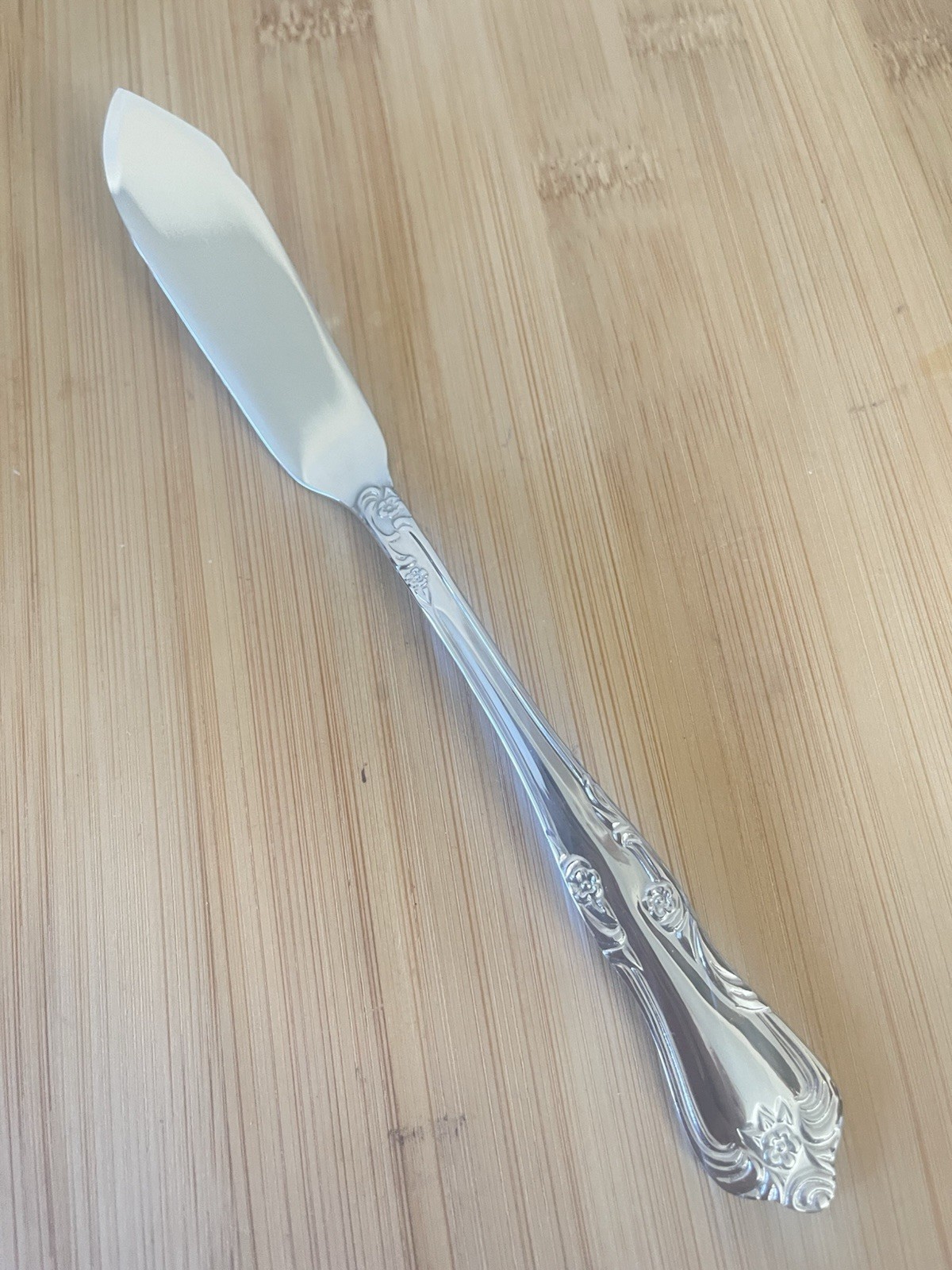 NEW! Oneida AZALEA Stainless Glossy Floral Rose BUTTER SPREADER KNIFE 7"