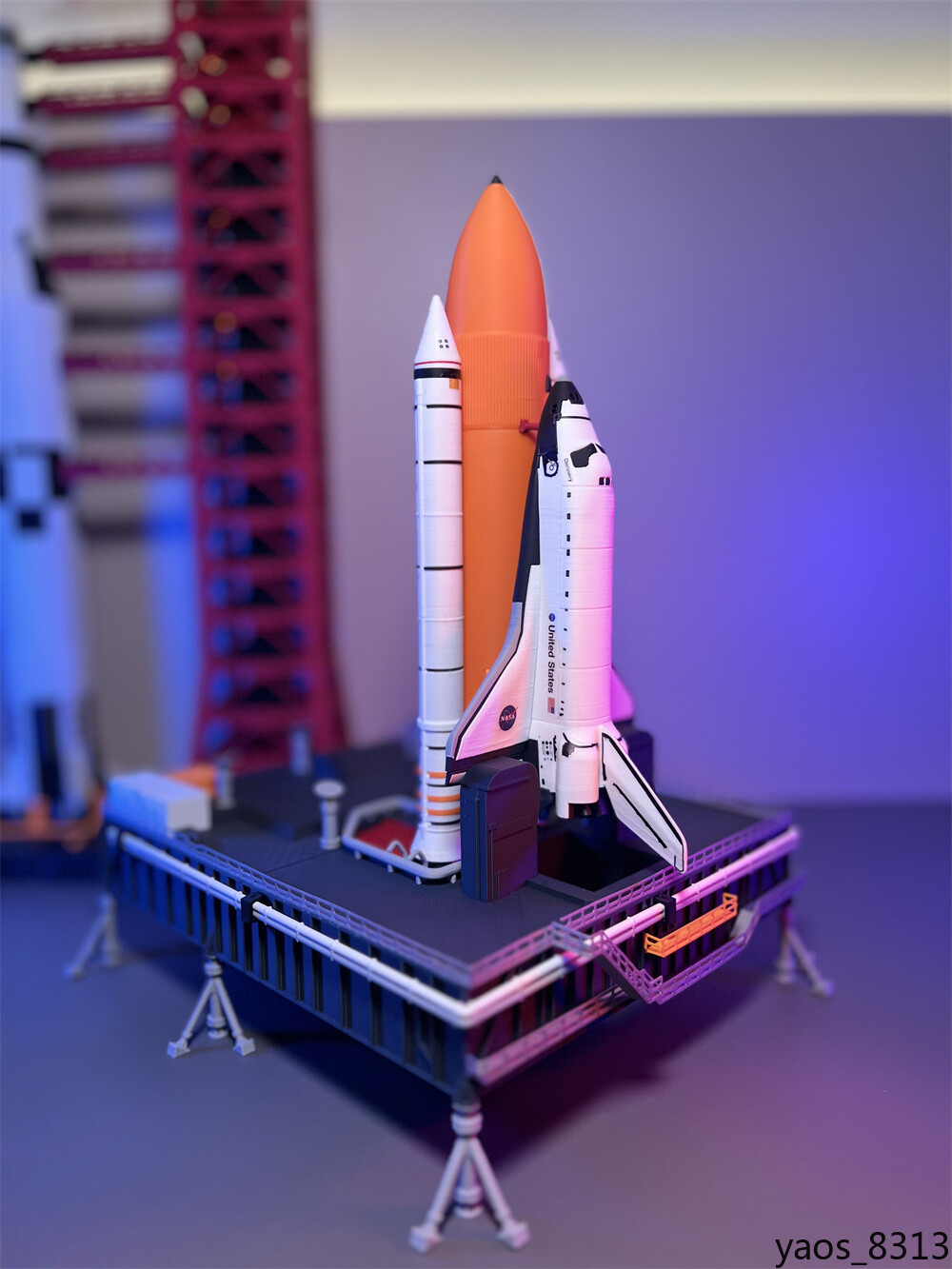 1:200 Scale STS Discovery OV-103 Space Shuttle Model Set with Launch pad