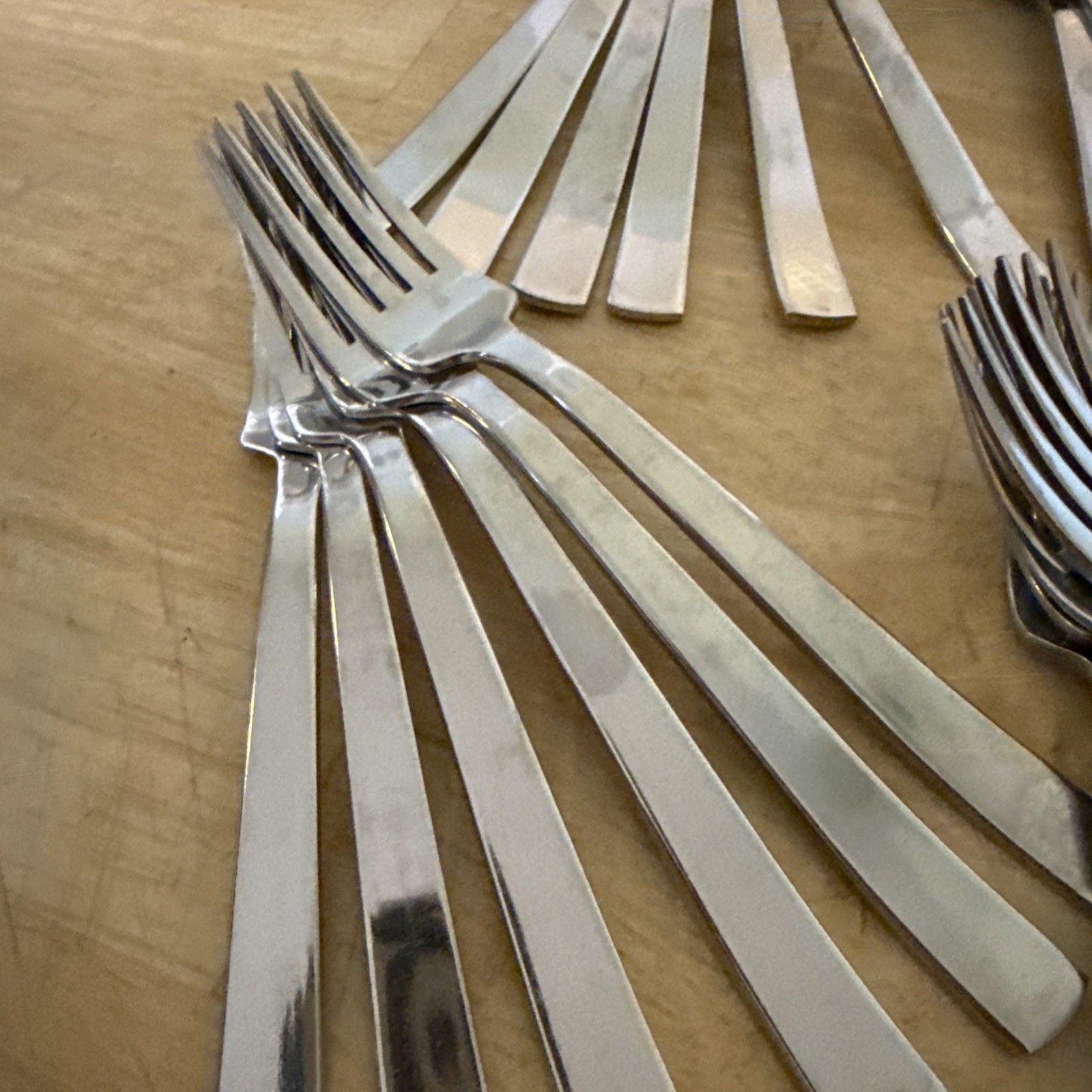 58 PC. GOURMET SETTINGS CAMI PATTERN GLOSSY STAINLESS FLATWARE SET.