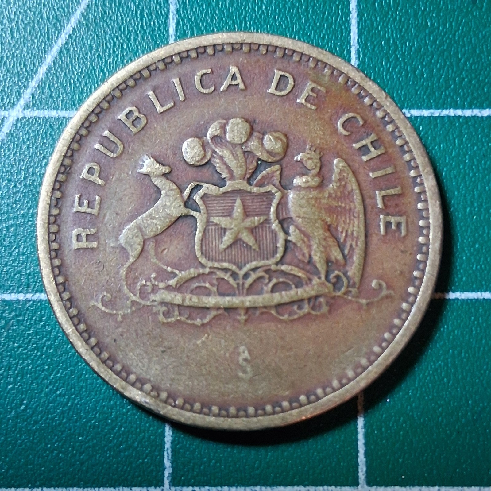 1984-S Republica De Chile Coat of Arms 100 Pesos Currency Coin
