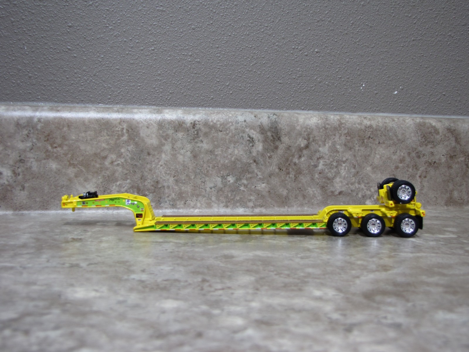 DCP 1/64 Yellow Green Fontaine Tri-Axle Detach Lowboy Flip Axle Trailer Toy