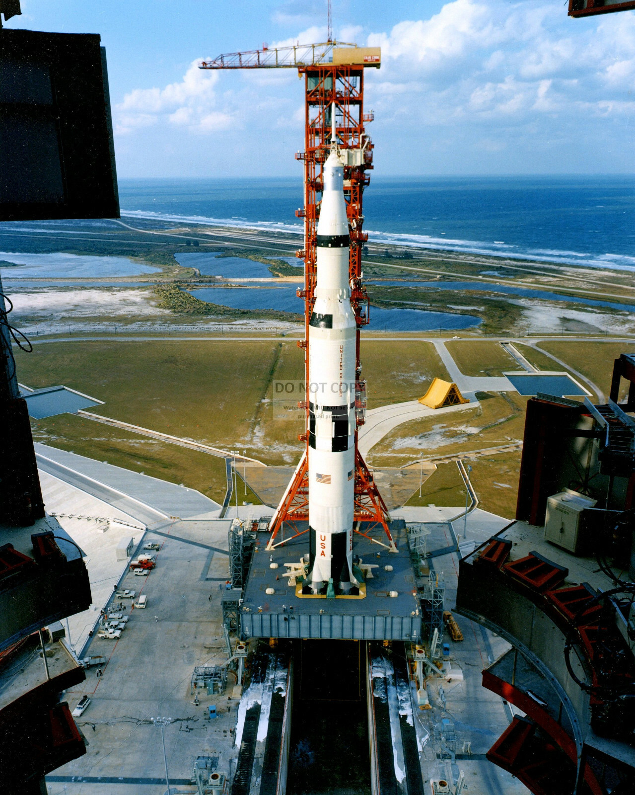 APOLLO 4 SATURN V ARRIVES AT LAUNCH COMPLEX 39 - 8X10 NASA PHOTO (EP-530)