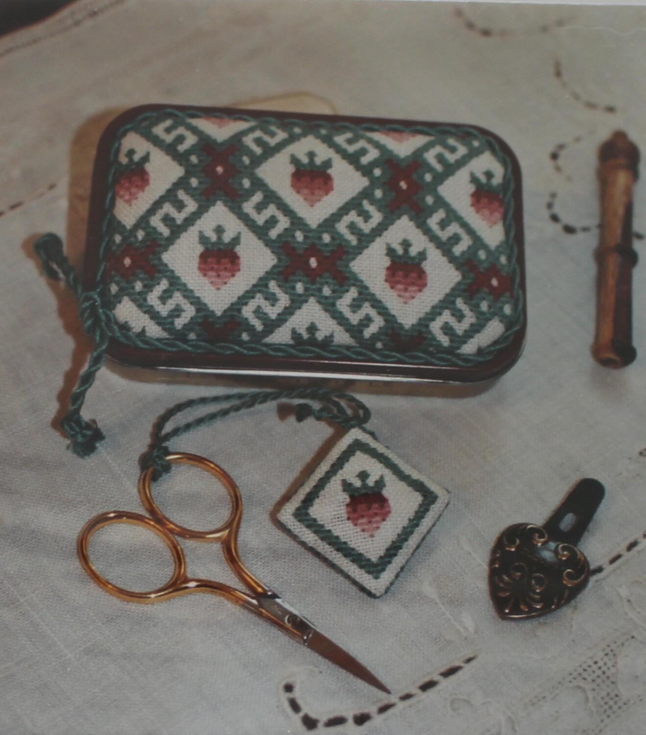 Queen Stitch Berries Tin Topper with Fob - Samplers and Such