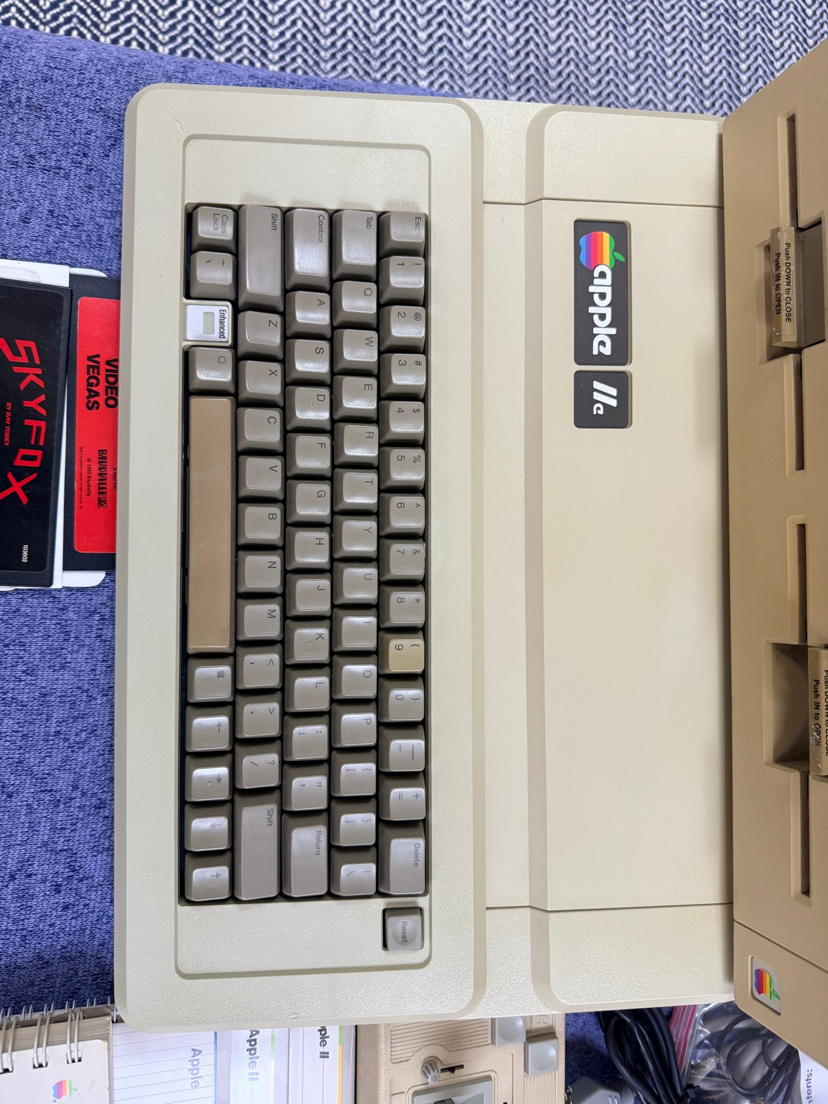 Apple IIe Enhanced Computer 128K(A2S2064) • Apple DuoDisk (A9M0108) • Working