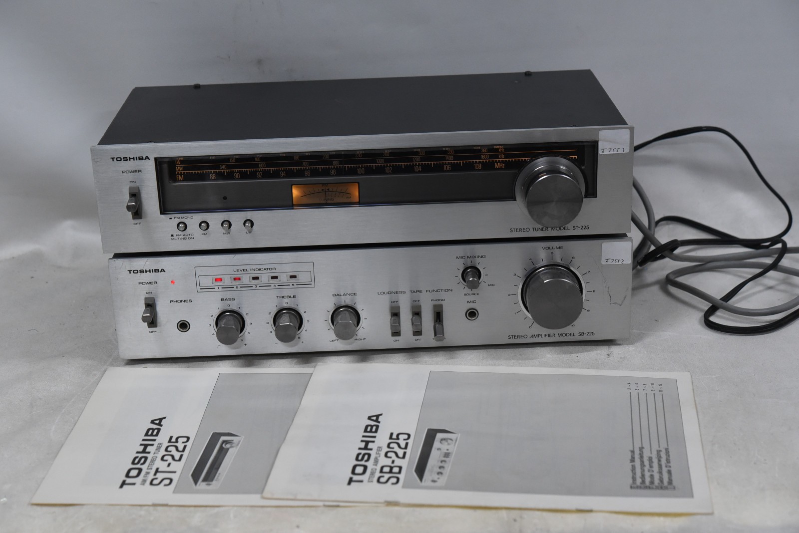 Toshiba SB-225 Stereo Integrated Amplifier & ST-225 AM/FM/LW Tuner Vintage Japan