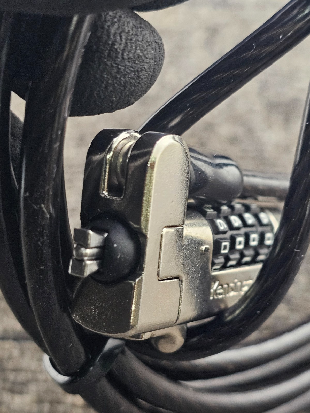 KENSINGTON N17: 4-Code Combination Security Lock For Wedge-Shaped Lock Slot