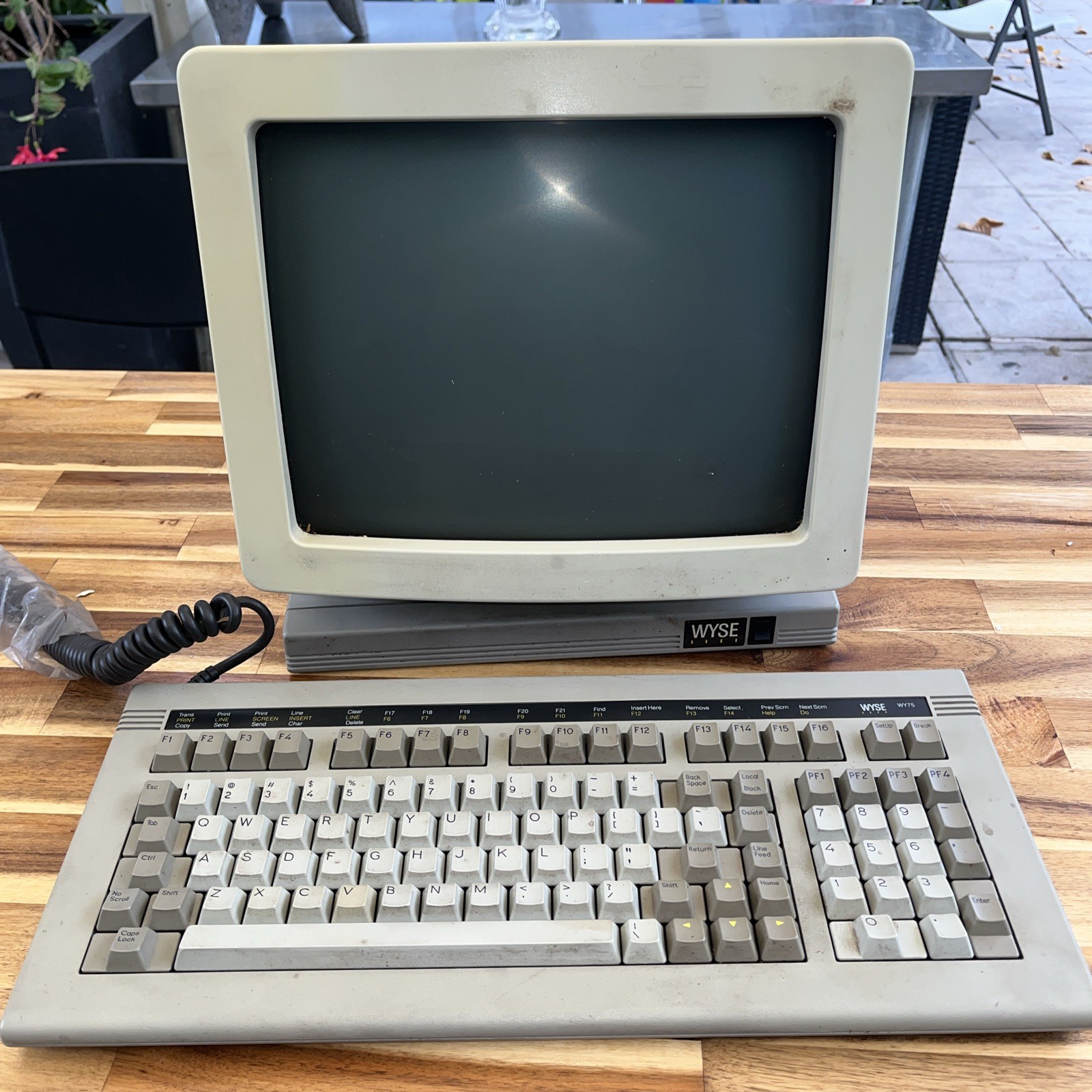Retro Vintage Wyse WY-75 Monitor And Keyboard For Parts Only Or Repairs Cracked!