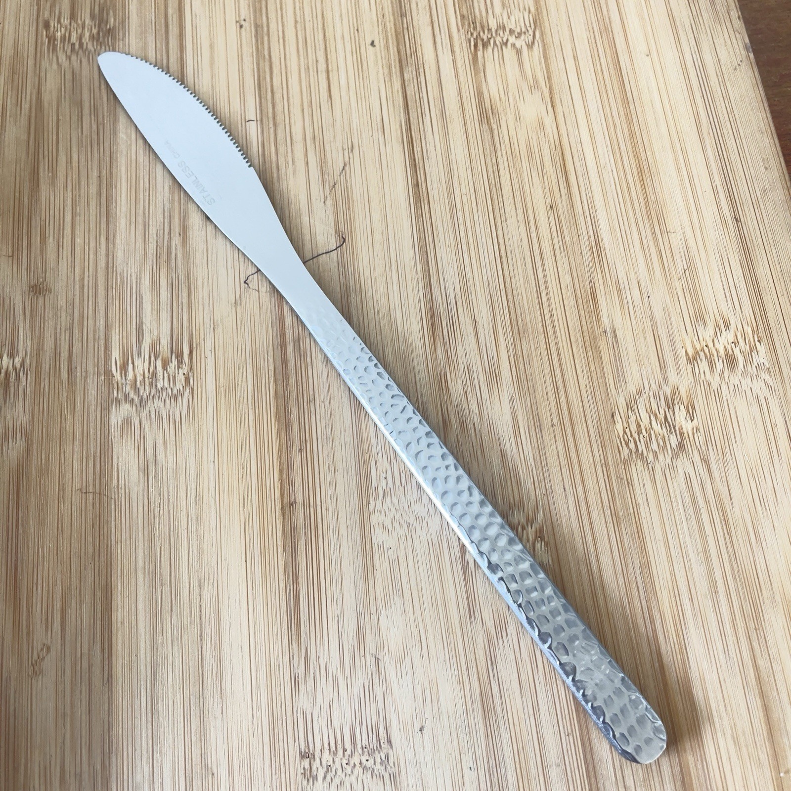 Stainless Glossy HAMMERED Round Tip SERRATED DINNER KNIFE 9.25"