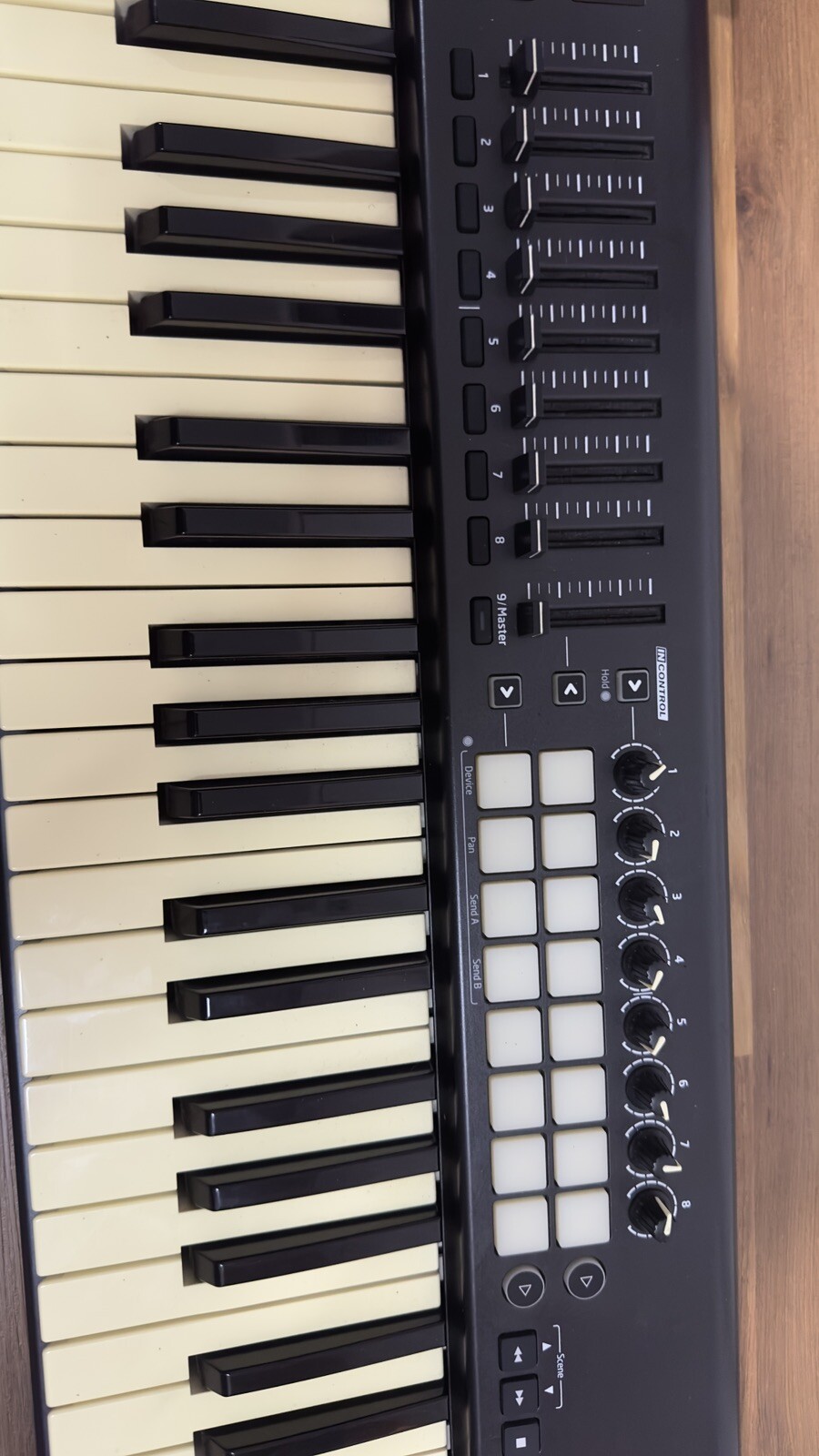 Novation launchkey 61 mk2 Midi Keyboard Tested W/Case