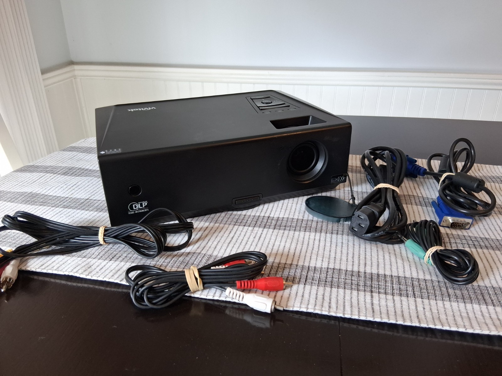 VIVITEK D825MS DLP Projector With Case, Remote, Cables