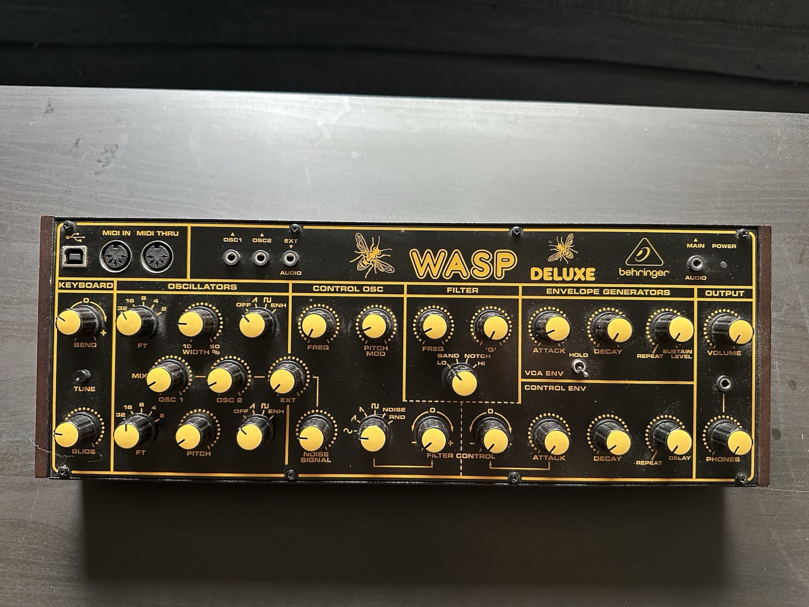 Behringer Wasp Deluxe