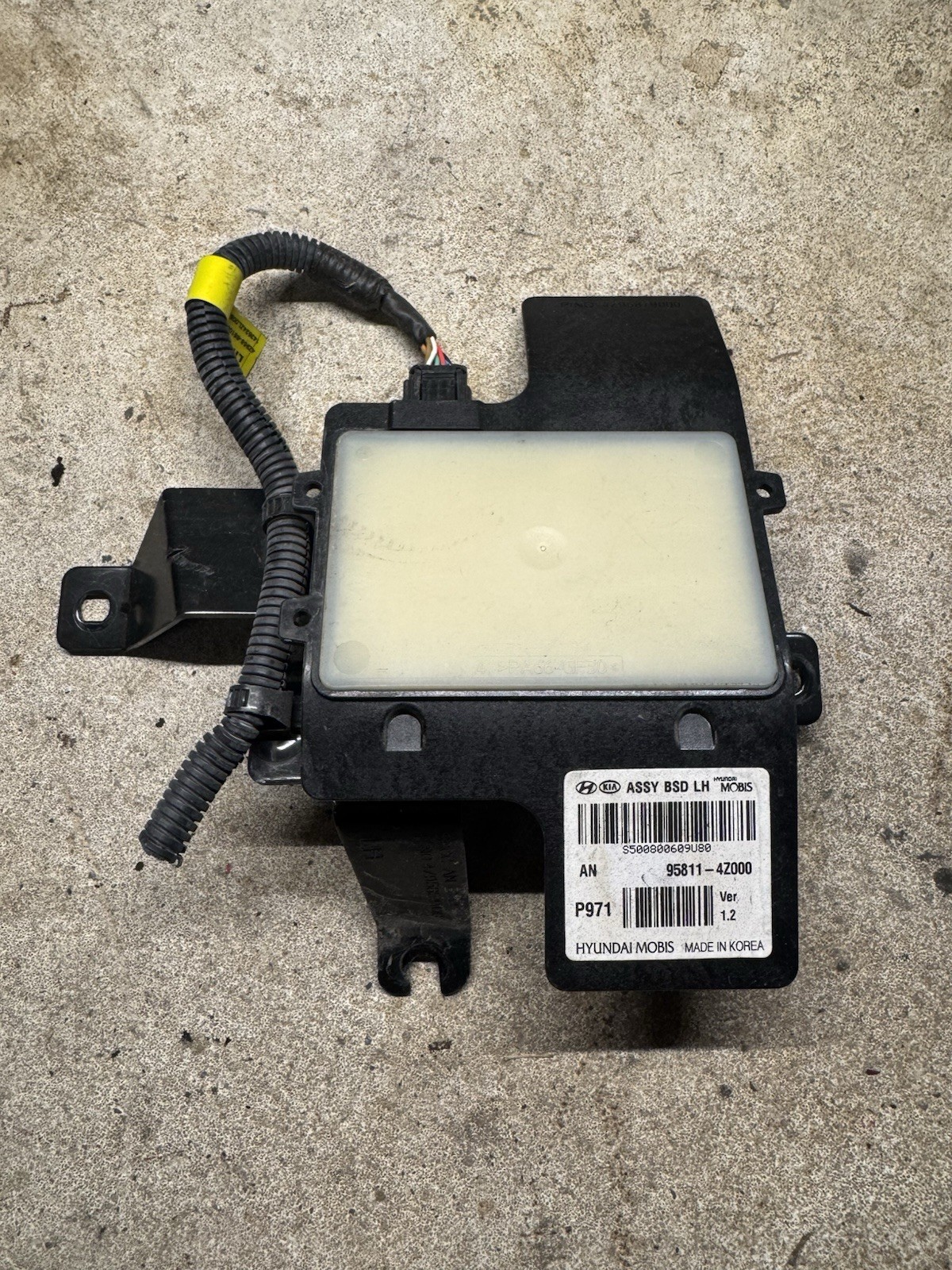 2013-2015 Hyundai Santa Fe Rear Left Blind Spot Radar Sensor OEM 95811-4Z000