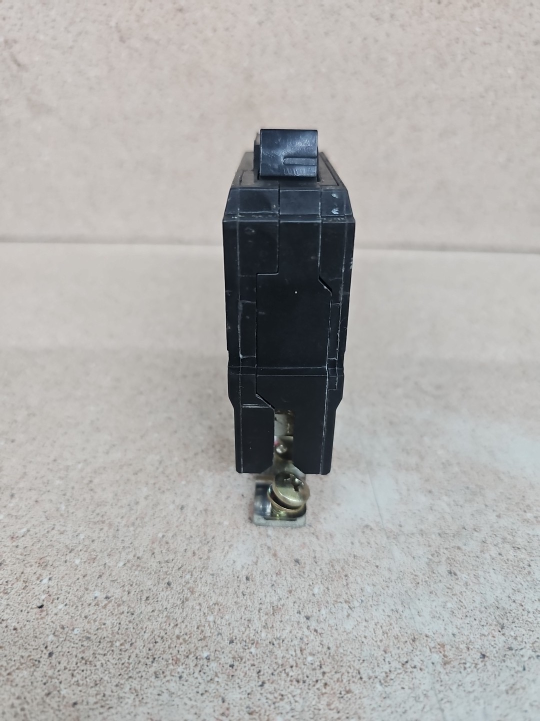 GE - THQB1120GFT - Molded Case Circuit Breaker - 20A, 1-Phase, 120V SHORT WIRE