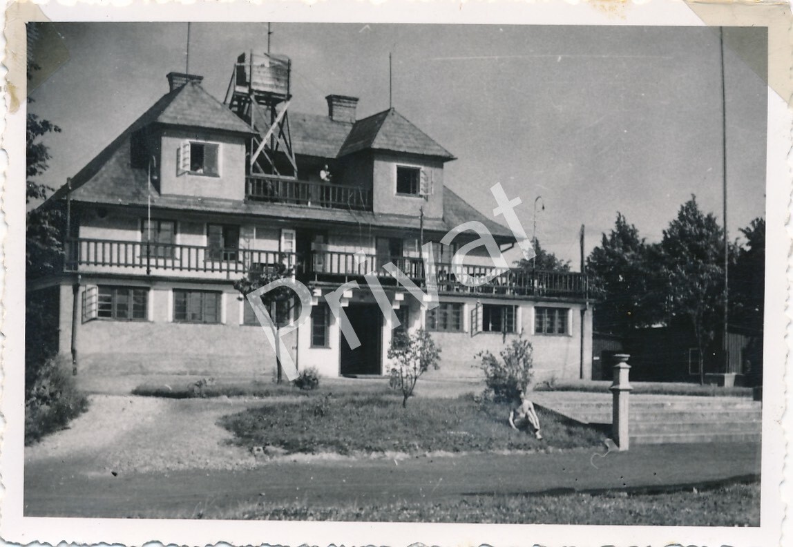Photo WW II Wehrmacht Soldiers Quarters Villa Soldier Break L1.84