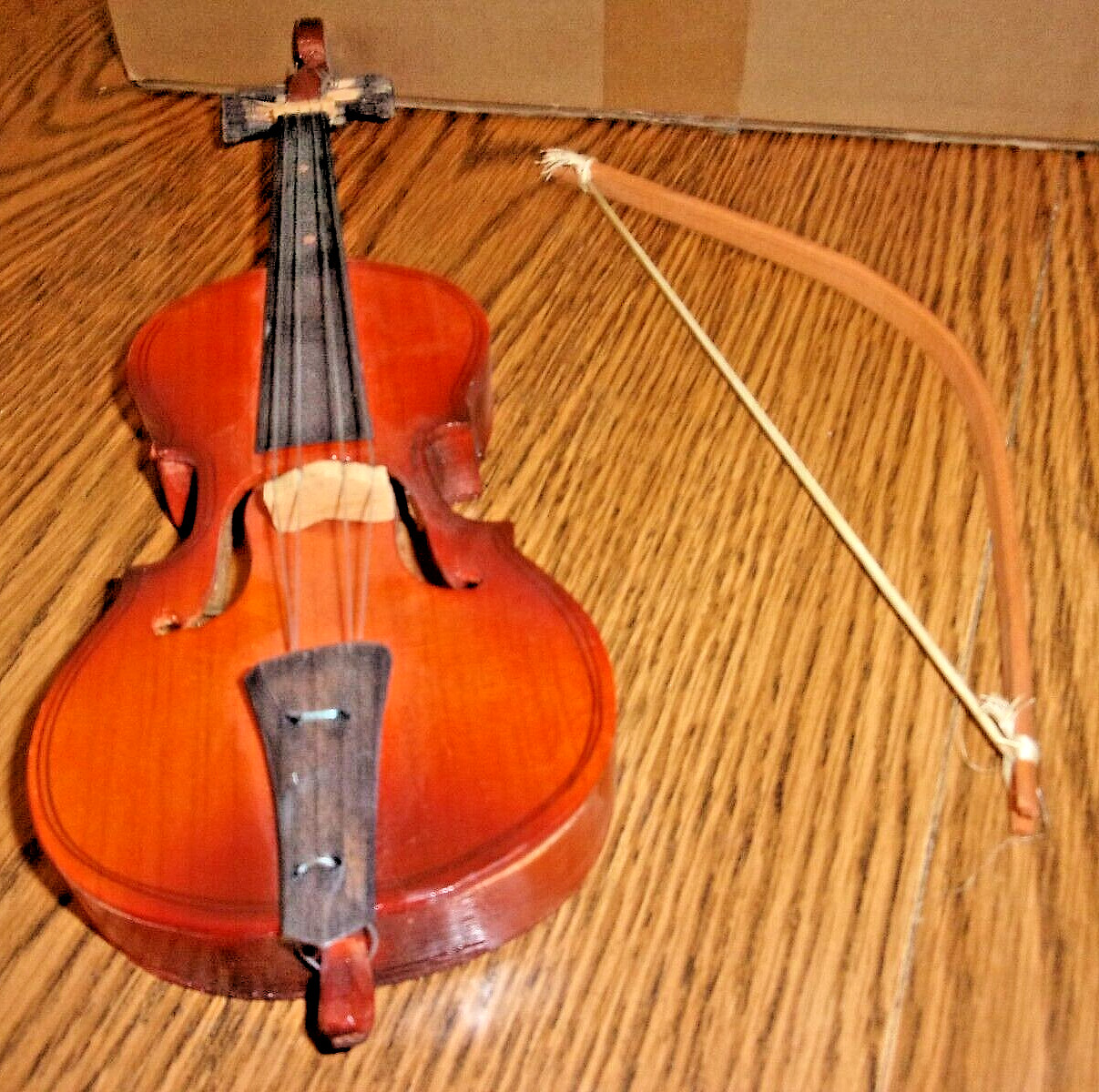 8" Toy or Handmade Violin with Bow. Unbrnded. Plays?