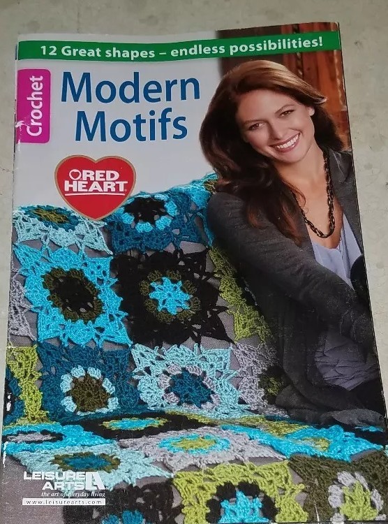 P26 LEISURE ARTS 2014, MODERN MOTIFS - 12 GREAT CROCHETED SHAPES & 4 PROJECTS