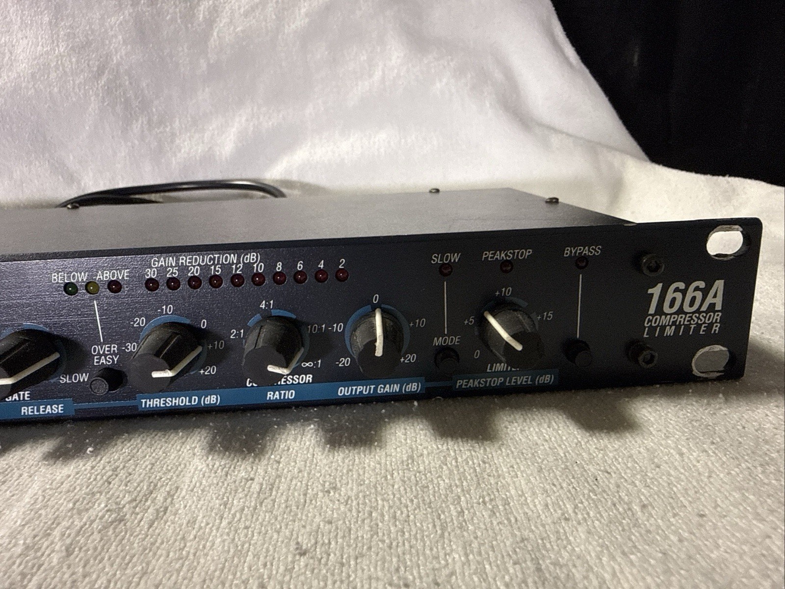 DBX 166 Over Easy Compressor with Gate and Peakstop Gain Reduction Rack Mount