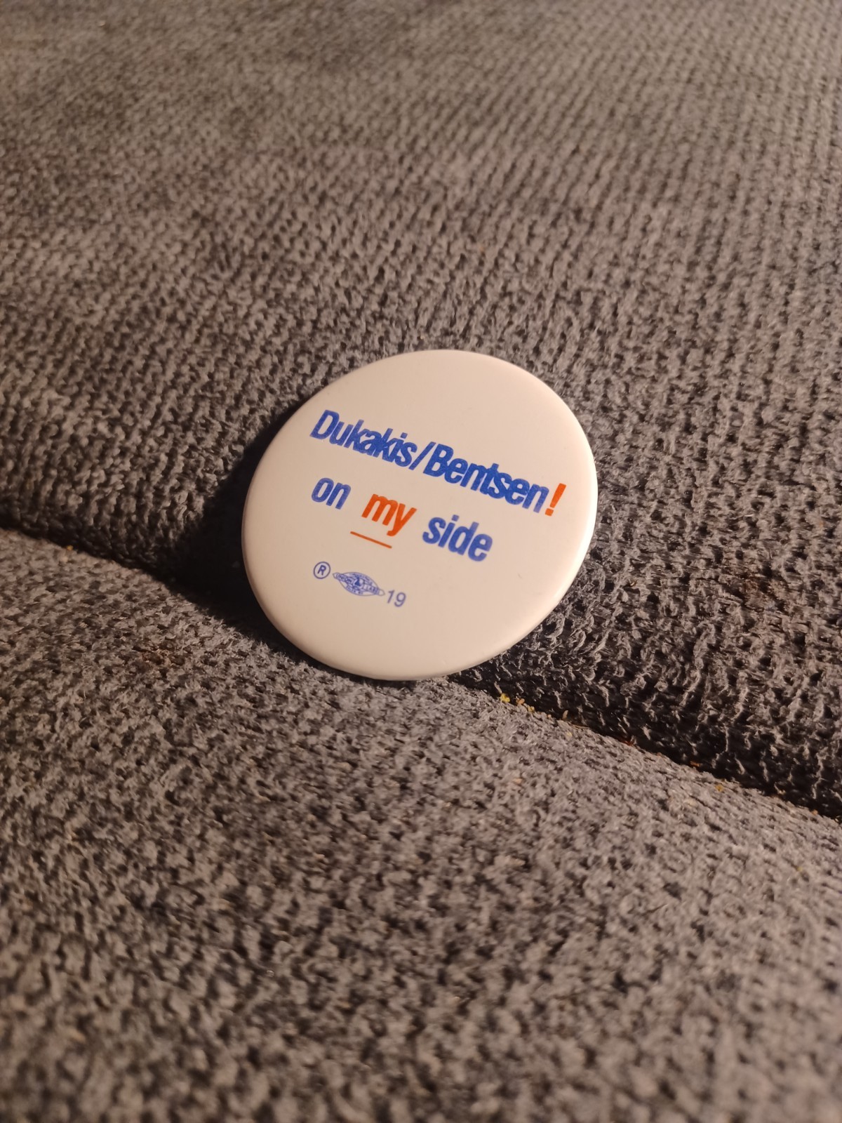 Dukakis / Bentsen! On My Side Pin Political Politics White Blue Red Round Circle