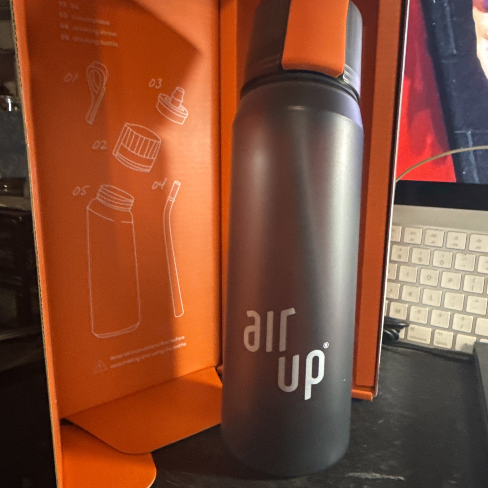 Air Up water bottle (22oz) includes 3 scent pods & straw bottle in grey