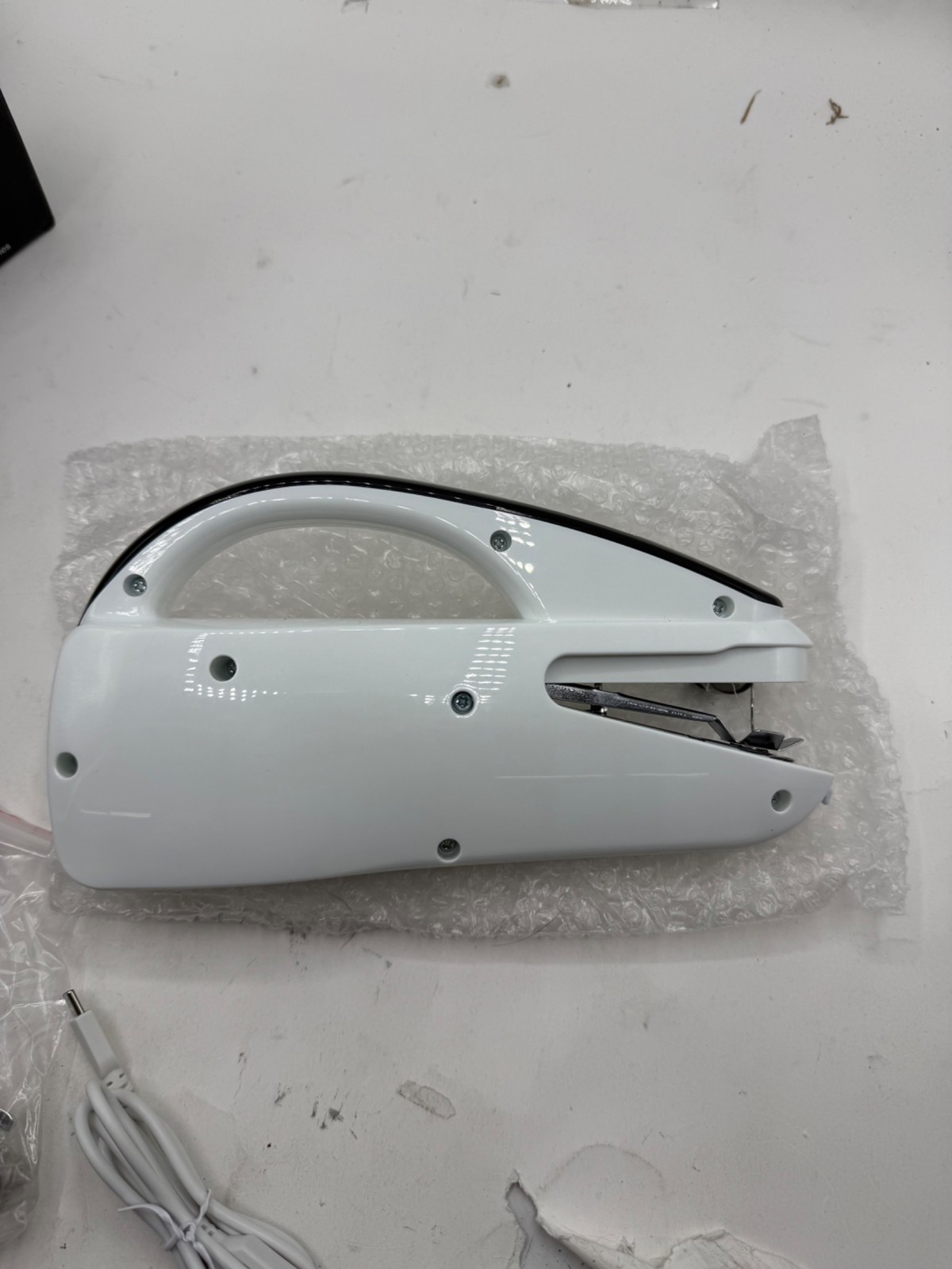Handheld Sewing Machine, Portable 2-Speed Mini Sewing Machine, Easy to Use for