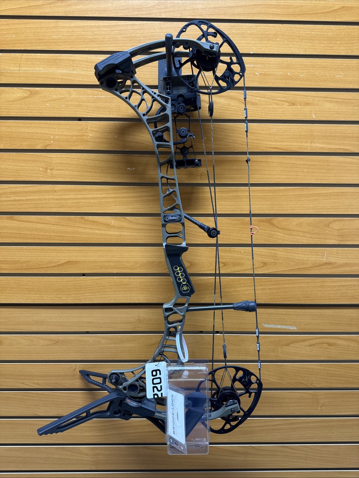 Mathews V3X 29 RH Compound Bow - 4 Arrow QD Quiver, BeeReal Grip - Item 6022